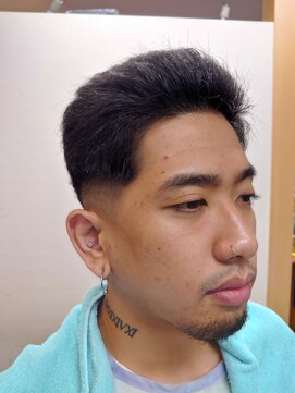 ヴェルデ シンバシ(VERDE SHINBASHI) バック バーバースタイル 低め スキンフェード メンズ 黒髪