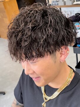 フゥ 宇都宮(FeU) ツイストスパイラルパーマツーブロック刈り上げメンズマッシュ