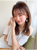 軽やかで女性らしいミディアムレイヤースタイル