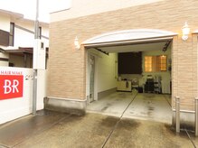 赤い看板が目印★駐車がやりにくい場合はお声がけください♪