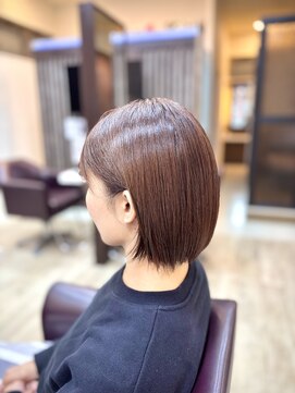 軽さを出したワンレンボブスタイル/ナチュラルブラウンカラー