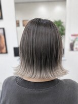 ニア(NiA) 切りっぱなしグラデーションボブ