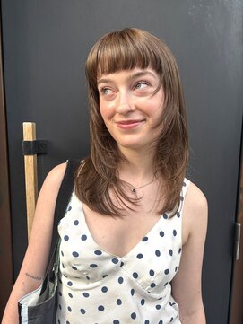 トオ(TOH) レイヤーカットロングレイヤー顔まわりレイヤーグレージュ