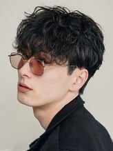 《*頭皮に薬剤が付かない施術が◎*》クリーム状の薬剤を使用し、頭皮に優しくパーマがかけられます[men's]