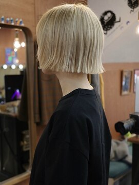 チャプター 問屋町(chapter) ケアブリーチブロンド切りっぱなしミニボブ顔まわりレイヤー