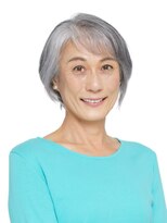 コモド(Comodo)&nbsp;60代のグレイヘアの方に◎前下がりショートボブ