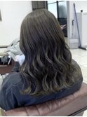 オリーブグレージュ