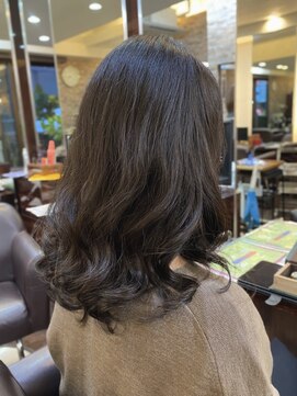 キャラ 池袋本店(CHARA) スタイリングが中途半端になりがちセミロングもコテ巻き風パーマ