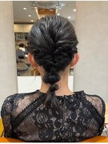 リタ(Lita.)&nbsp;編みおろし　お呼ばれヘア　ミディアムアレンジ　ローポニー