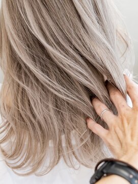 リシェスバイエンヴィー 西宮北口(Riches by ENVY) "ホワイトベージュ バレイヤージュ"