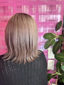 ディスコ(DISCO) ホワイトピンクベージュ外ハネボブ