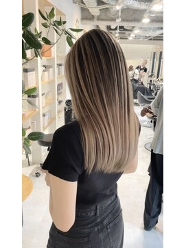 フリーク(FLEEK) バレイヤージュ　全頭ブリーチ1～2回　ベージュカラー