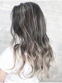 【AUBE HAIR】シルキーグレーハイライト_耳かけウェーブ