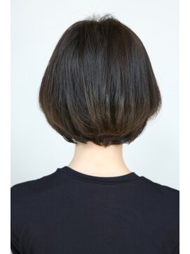 チェルモ(CHELUMO) 透け感のある暗髪短めボブ