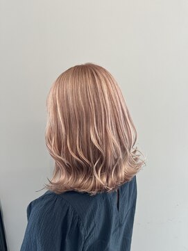 ヘアーアンドビューティーザ エフ(Hair Beauty the F) ＊ホワイトピンクベージュ_ハイトーン_外ハネミディアム_m19