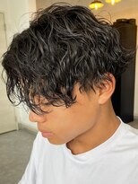 フゥ 宇都宮(FeU)&nbsp;波巻きパーマセンターパートツイストパーマメンズマッシュパーマ