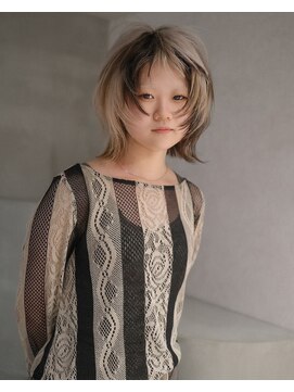 アドネ プライム(adne prime) ウルフカット　ブロックカラー　ベージュカラー