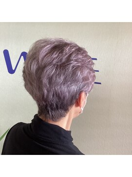 ウエーブ グレイヘアを生かしたヘア