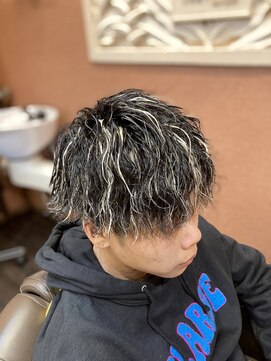 ヘアリゾート リビラ(Hair Resort Revilla) 太束ハイライト×ツイスト強めツイスパ