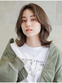 前髪なしくせ毛風外ハネくびれヘア透明感ベージュカラー