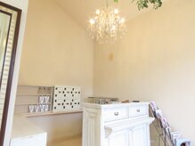 イーズヘアー(ease hair)の雰囲気（受付は天井窓からの光により、自然な明るさが特徴です！）