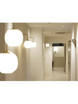 再生期のうねりも自然に解決！歴20年以上の熟練技術で、髪の悩みを解消する完全個室の縮毛矯正！