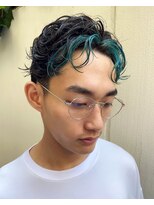 レコ 渋谷(LECO)&nbsp;前髪にターコイズのハイライトを入れた遊び心のあるメンズヘア