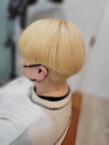 マフユ(MAFUYU)&nbsp;ハイトーン刈り上げマッシュ/Hair Stylist MAFUYU