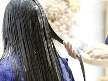 最後に形状記憶させる薬剤を塗布。ストレートを定着させていきながら同時に栄養補給も行います。