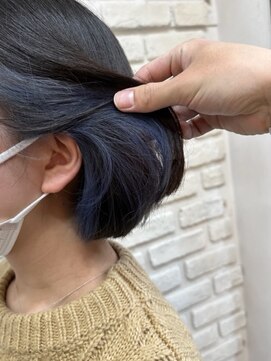 ビランチェ 池袋(bilancia) インナーカラーブルーネイビー切りっぱなしボブ/大人ボブ/池袋