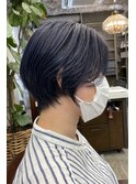 ネイビーブルーのショートヘア