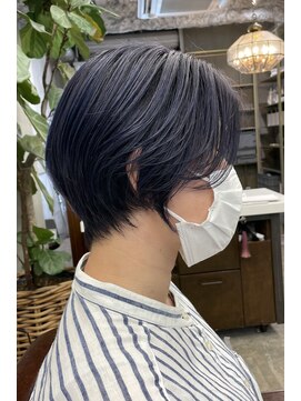 ザ デイ(THE DAY) ネイビーブルーのショートヘア