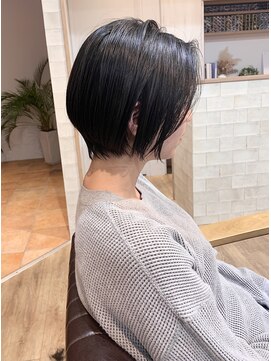 ソッリーソ ヘア(sorriso hair) 黒髪前下がり☆大人可愛い耳かけハンサムショート
