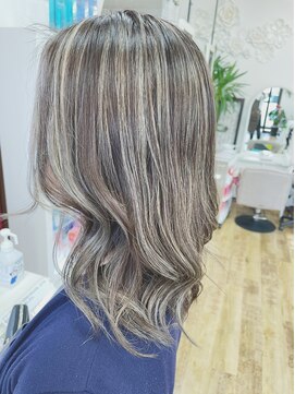 リリー ヘアーアンドビューティー(Lily) wハイライトカラー