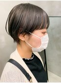 マッシュショート、ワイドバング、ブリーチ、グレーアッシュ
