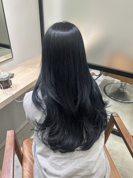 ヨキ(yoki.) レイヤーカット×ブルーブラック【髪質改善】