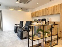 ムイ(muy)の雰囲気（身体や首の負担が少ないシャンプー台、シャワーヘッドはReFa使用）