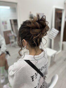 ホワイト(White) ふわふわルーズお団子アップ