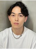 S字のカールが人気のセンターパート×波巻きスパイラルパーマ