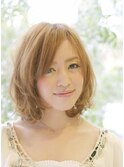 ハイトーンカラーのエアリーボブ