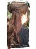 髪でサイドに花のアレンジを・・可愛さ溢れるアップスタイル☆