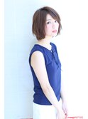 大人可愛い前髪長めの前下がりボブ