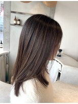 ロエ(loe)&nbsp;ミディアムストレートスタイル　　30代40代50代