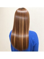 ウイバイファースト(u'i by first) 思わず触れたくなるようなツヤとまとまりのある美しいロングヘア