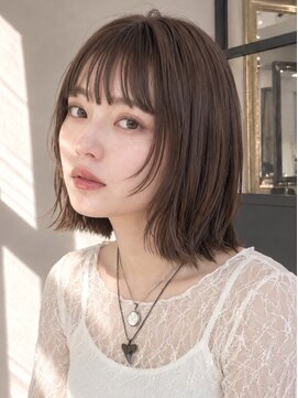 ユーフォリア 青山(Euphoria) ミディアム外ハネ切りっぱなしシースルーアッシュブラウン青山