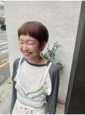 襟足すっきりショートカットとベージュカラー