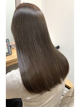 伊東がつくる“抜け感グレージュ”で軽やかな透明感♪