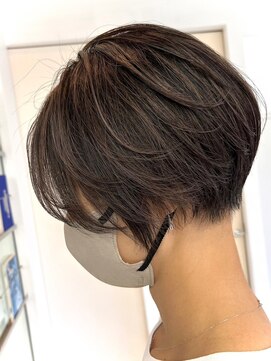 ヘッズ 市川(HEADS ex) ダブルカラーミルクティーベージュインナーカラーショートボブ