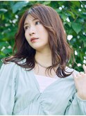 女性らしい柔らかさが魅力のフェミニンミディアム