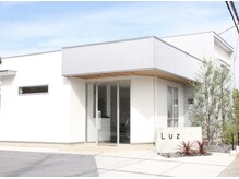 ラズ (Luz)の雰囲気（白い建物とコンクリートの看板が目印☆）